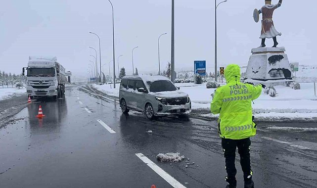 Aksaray'da Nevşehir ve Konya karayolları trafiğe kapatıldı