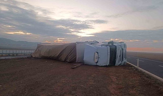 Aksaray'da tır devrildi: 1 yaralı