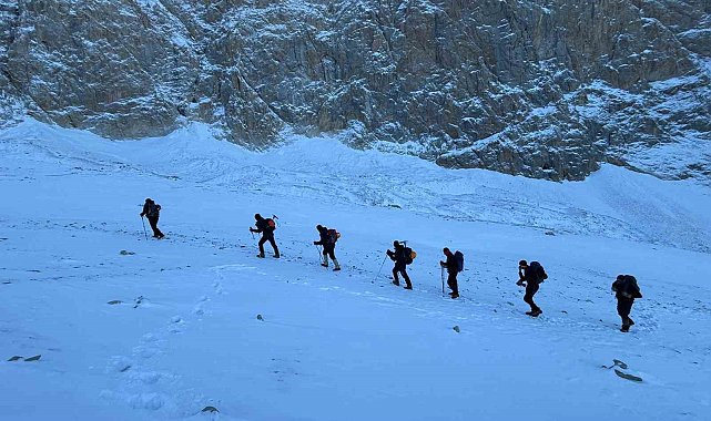 Aladağlar&#039;da kaybolan dağcı ikiz kardeşleri arama calışmalarına yeniden başlandı
