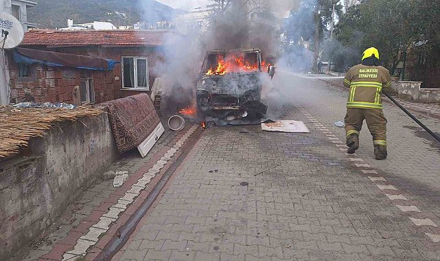 Alev topuna dönen kamyonet kullanılmaz hale geldi