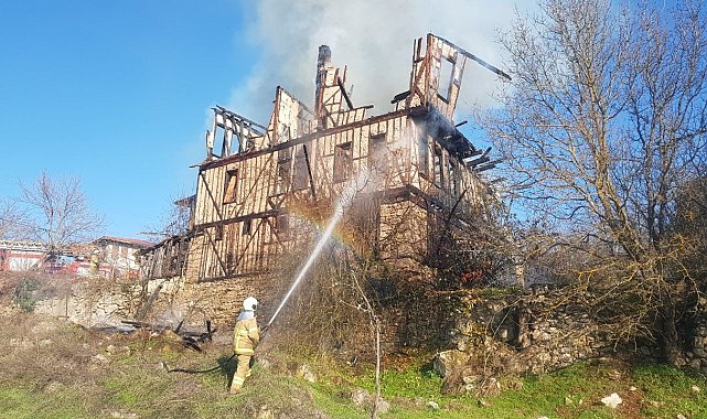 Alevlere teslim olan 350 yıllık konaktan geriye harabesi kaldı