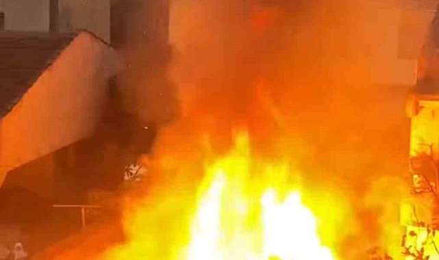 Alevlerin sardığı ev dakikalar içinde küle döndü