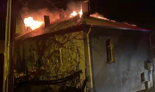 Amasya'yı fırtına vurdu: Devrilen ağacın dallarını vatandaş kesti