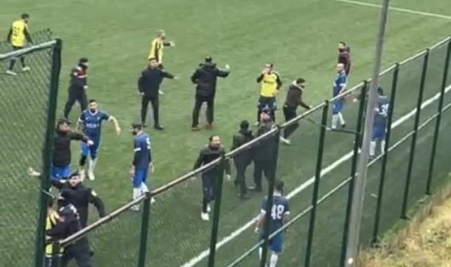 Amatör maçta saha karıştı, futbolcular taşlı saldırıda yaralandı
