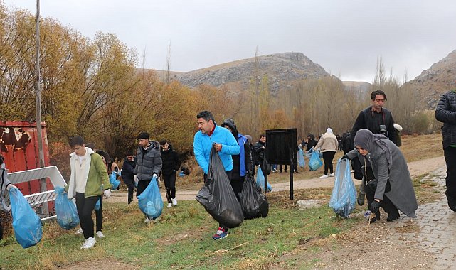 Anadolu'nun nazar boncuğunun çevresini yağmur altında temizlediler