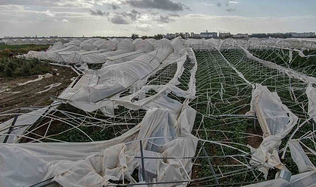 Antalya'da hortum seraları vurdu