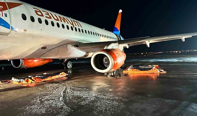 Antalya'da iniş sırasında motoru yanan yolcu uçağına rekor sürede müdahale
