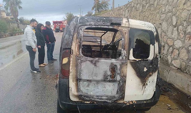 Antalya'da kuruyemiş yüklü araç alev alev yanarak küle döndü