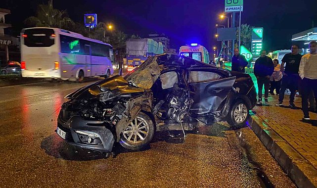 Antalya'da tur otobüsü otomobille çarpıştı: 20 yaşındaki sürücü hayatını kaybetti