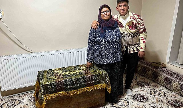 Antika perde furyasına ceket diktirip giyerek katıldı