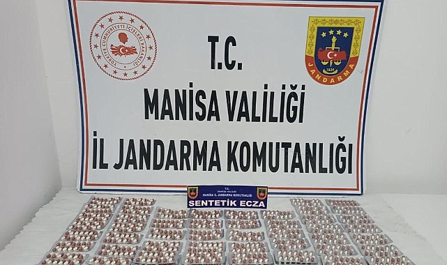Aracında yüzlerce sentetik ecza hapıyla yakalandı
