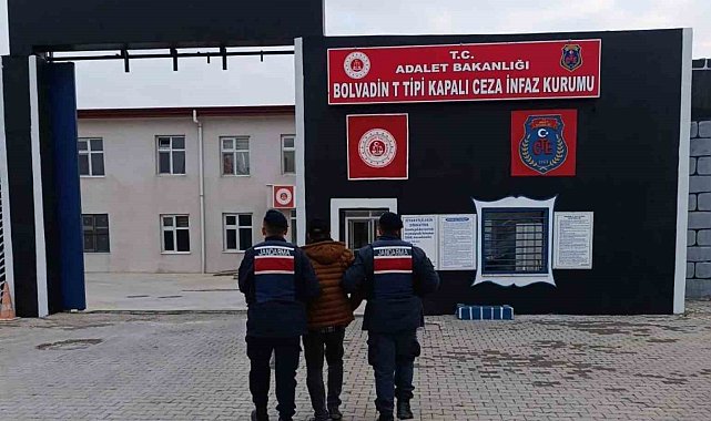 Aranan şahısları jandarma yakaladı