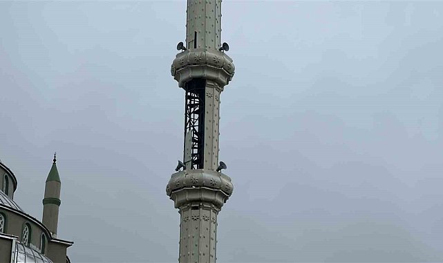 Arnavutköy'de lodos, cami minaresinin parçalarını uçurdu