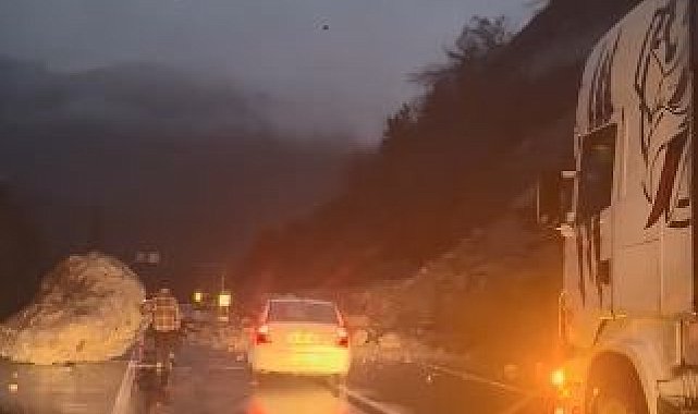 Artvin'de heyelan: Dev kaya karayolunda ulaşım kapattı