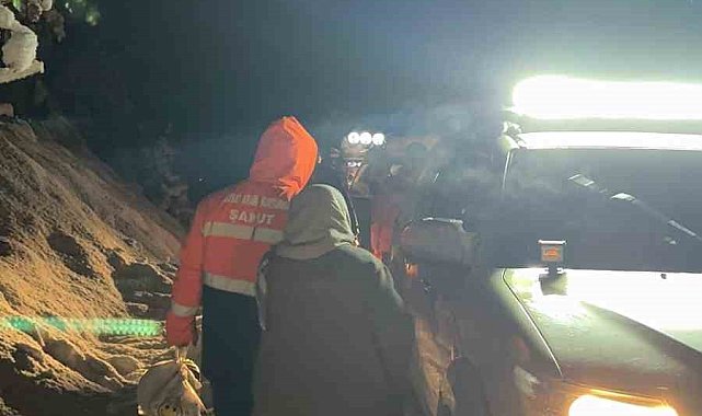 Artvin'de içerisinde hasta olan köy servisi kara saplandı, yardımına ekipler yetişti