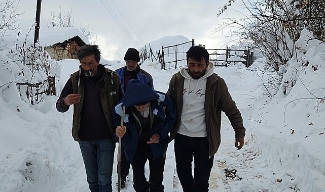 Artvin'de sağlık ekipleri karla kaplı yolları aşarak hastaya ulaştı