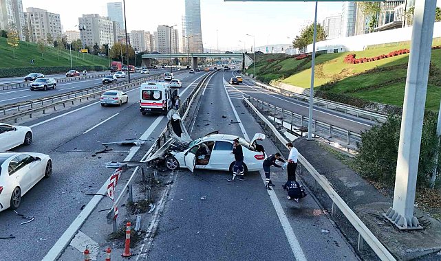 Ataşehir'de kontrolden çıkan otomobil refüje çarptı: 1 yaralı