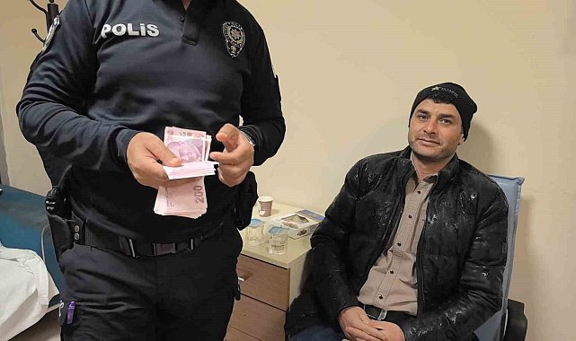 ATM'de unutulan parayı polise teslim etti