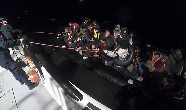 Ayvacık açıklarında lastik botları arıza yapan ve sürüklenen 57 kaçak göçmen kurtarıldı