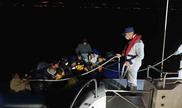 Ayvalık'ta 1'i çocuk 18 düzensiz göçmen yakalandı