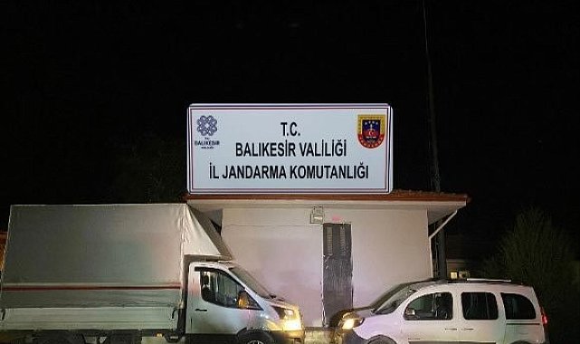 Ayvalık'ta jandarma 23 Afganistan uyruklu düzensiz göçmen ve 2 insan kaçakçısı yakaladı