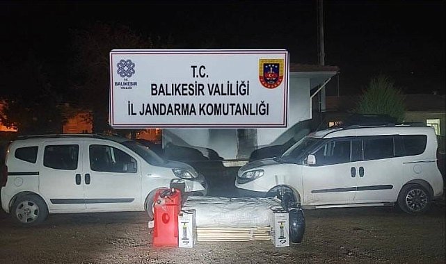 Ayvalık&#039;ta jandarma 3 insan kaçakçısı, 1 düzensiz göçmen yakaladı