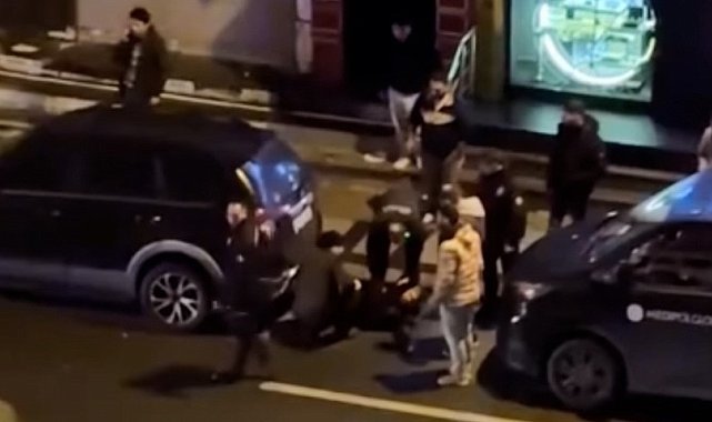 Bağcılar'da cadde ortasında silahlı saldırı: 2 yaralı