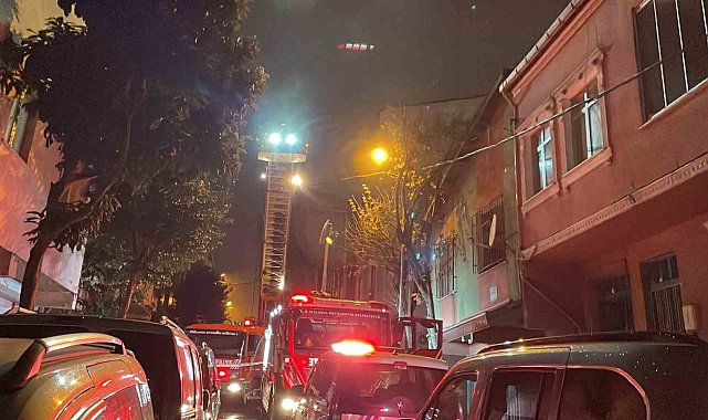 Bağcılar'da gecekondu yangını yan binalara sıçradı