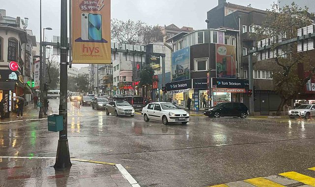Bandırma'da sağanak yağış hayatı felç etti