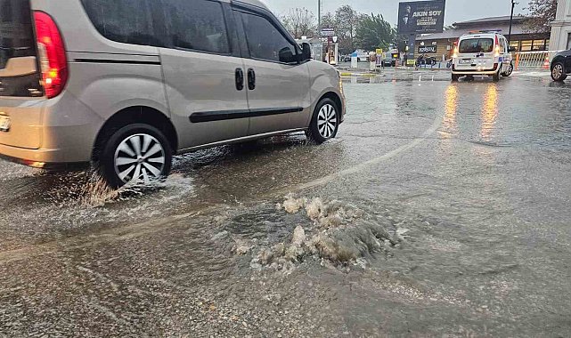 Bandırma'da sağanak yağış yolları göle çevirdi