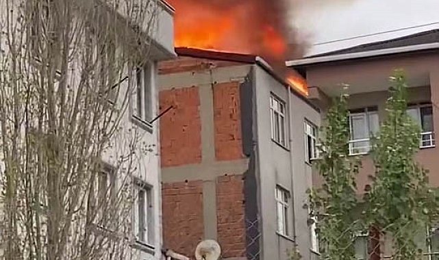 Başakşehir Altınşehir Mahallesi'ndeki 4 katlı binanın çatı katında yangın çıktı. Olay yerine çok sayıda itfaiye ekibi sevk edildi.