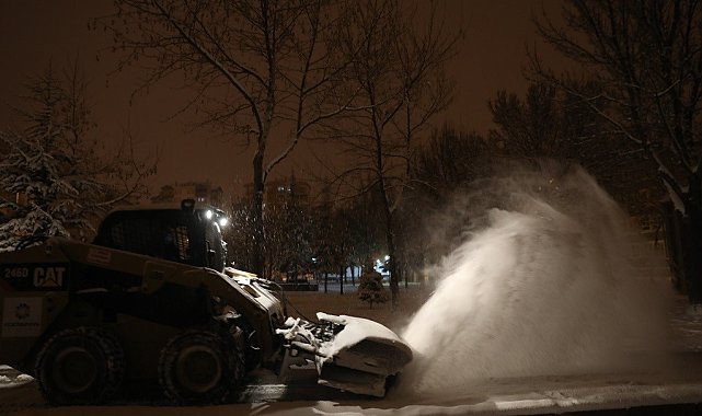 Başkan Çolakbayrakdar, &quot;Kar, şehrimize bereket getirirken, ulaşım güvenliği için de gece gündüz çalışıyoruz&quot;