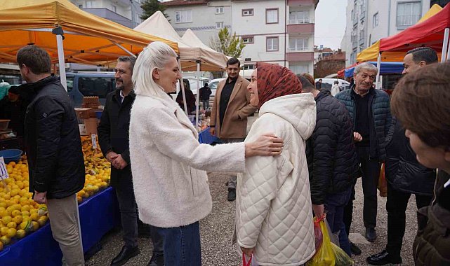 Başkan Subaşı'ya pazarda yoğun ilgi