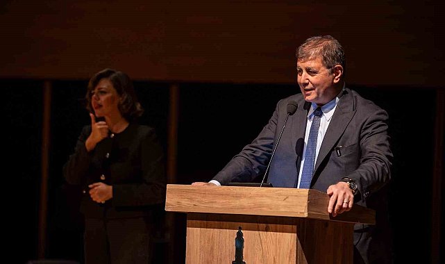 Başkan Tugay Edebiyat Festivali'ni şiirle açtı