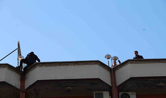 Batman'da çatıda korku dolu anlar: Polis şahsı ikna ederek indirdi