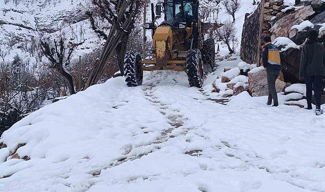 Batman'da kar yağışı nedeniyle ulaşıma kapanan köy yolları ulaşıma açıldı
