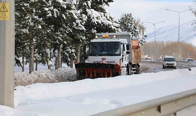 Bayburt şehir merkezinde karla mücadele devam ediyor
