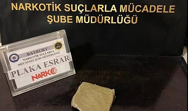 Bayburt'ta bir miktar esrar ve uyuşturucu hapla yakalanan 2 kişiye adli işlem yapıldı