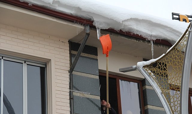 Bayburt'ta çatı saçaklarındaki buz sarkıtları ekiplerce temizleniyor