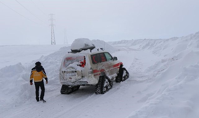 Bayburt'ta karlı dağları aşan paletli ambulanslar hastaların derdine derman oldu