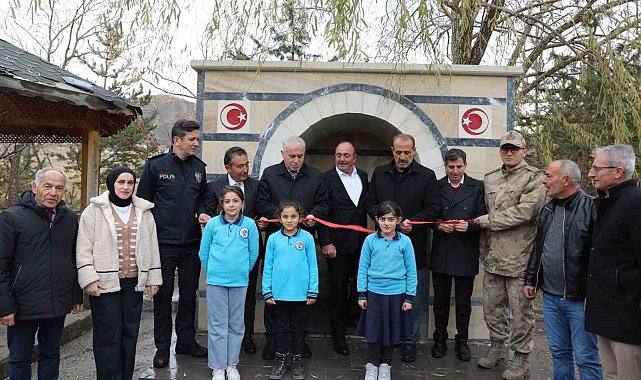 Bayburt'ta şehit Ömer Halis Demir adına yaptırılan çeşmenin ve Taht köyü konağının dualarla açılışı yapıldı