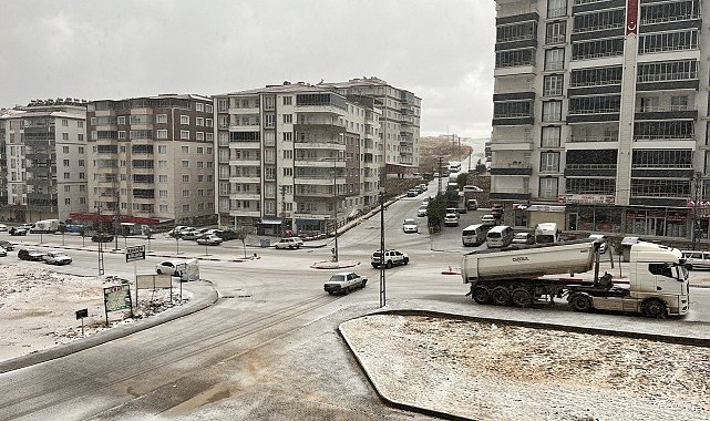 Besni'de dolu ve kar yağışı etkili oldu