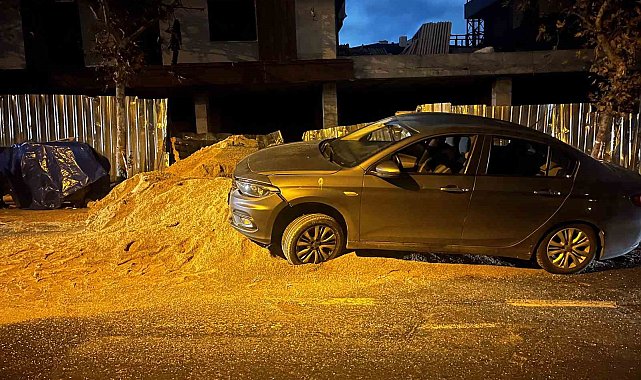 Beylikdüzü'nde bir inşaat firmasının yola döktüğü kum kazaya neden oldu