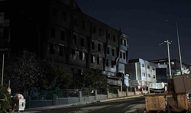 Beylikdüzü'nde yanan fabrikada soğutma çalışmaları devam ediyor