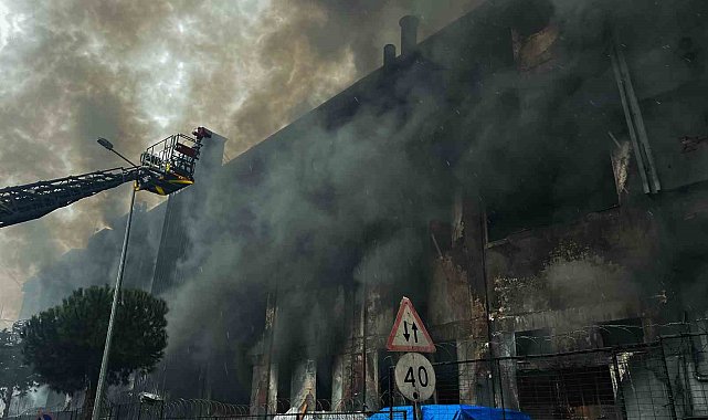 Beylikdüzü'ndeki yangını söndürme çalışmaları 11 saattir sürüyor
