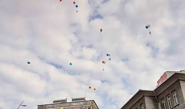 Beyoğlu&#039;nda çocuk haklarının yazılı olduğu balonlar gökyüzüne bırakıldı