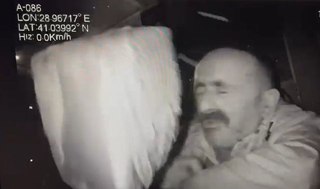 Beyoğlu'nda İETT şoförüne kaldırım taşlı saldırı kamera