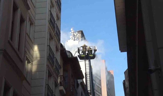 Beyoğlu'nda otelde yangın paniği, çatıda çıkan yangında bina boşaltıldı