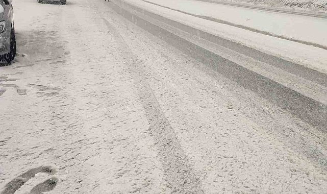 Bilecik'te anı bastıran kar yağışı sürücüleri etkiledi