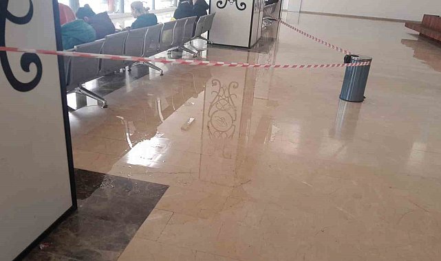 Bilecik'te yeni otogarın tavanı yeniden akarken, alçı tavanda çökme yaşandı